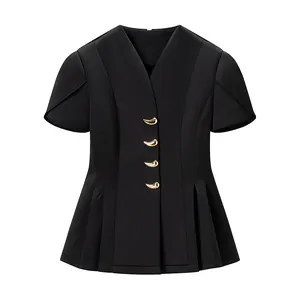 Elegante top nero a maniche corte con bottoni dorati e dettaglio peplo in vita.