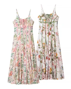 Detailansicht von zwei floralen französischen Vintage-Trägerkleidern in Rosa und Grün