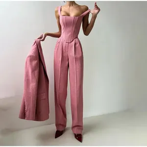 Eleganter dreiteiliger Damenanzug mit Korsett-Top, Blazer und weiter Hose in Rosa.