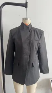 Gros plan d'un blazer gris de style New Chinese avec un col montant asymétrique