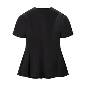Vista posteriore di un top nero a maniche corte con orlo a peplo pieghettato alla moda