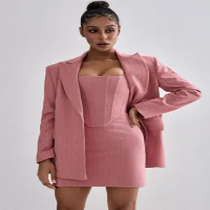 Stilvolles rosa dreiteiliges Set mit Blazer, Korsett-Top und Minirock für moderne Damen.