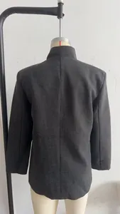 Vue arrière détaillée d'un élégant blazer gris anthracite de style nouveau chinois pour femme