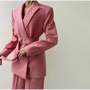 Eleganter pinkfarbener Fischgräten-Tweed-Blazer für Damen mit passender Hose und Gürtel