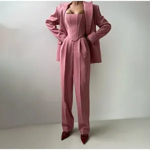 Elegantes rosa dreiteiliges Set mit strukturiertem Blazer, Korsett-Top und weiter Hose.