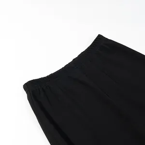 Dettaglio dell'elastico in vita dei pantaloni a zampa neri alla moda a vita alta
