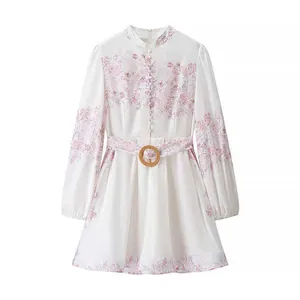 Elegante vestido blanco de manga larga con estampado floral rosa y cinturón