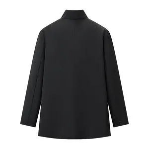 Vue arrière d'un blazer noir minimaliste doté d'un col montant de style moderne.