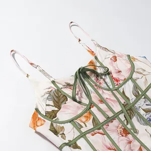 Nahaufnahme eines französischen Vintage-Sommerkleides mit floralem Print und Korsett-Details.