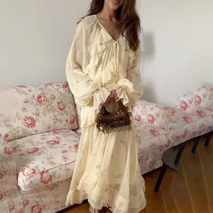 Vista detallada de un vestido largo francés de malla con volantes en color crema suave