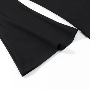 Dettaglio ravvicinato della gamba a zampa di questi eleganti pantaloni neri da donna