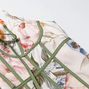 Detailansicht eines französischen Retro-Sommerkleides mit Blumenmuster und Saum
