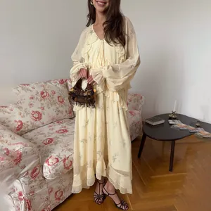 Vestido midi de malla amarilla estilo francés con volantes y escote en V elegante