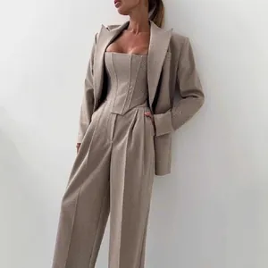 Elegantes 3-teiliges Damen-Set mit Fischgräten-Blazer, Korsett-Top und weiter Hose.