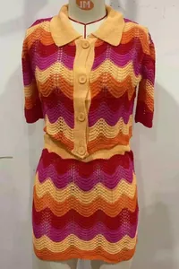 Ensemble deux pièces en maille crochetée colorée avec motif ondulé et col polo
