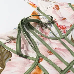 Detailansicht des floralen Prints und der grünen Schnürung an einem französischen Vintage-Kleid