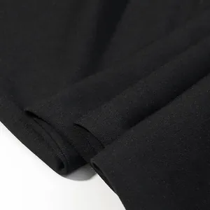 Vista macro dettagliata della trama del tessuto a maglia nera premium per il set