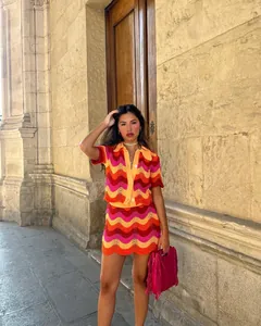 Ensemble deux pièces d'été en maille crochetée à vagues avec polo et mini-jupe chic femme