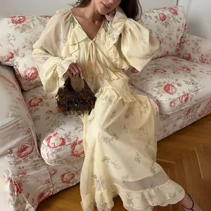 Elegante vestido largo de malla de estilo francés con cuello en V y volantes delicados.
