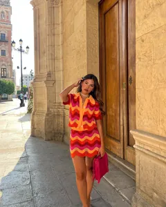 Élégant ensemble en maille crochetée colorée avec motifs de vagues et col polo chic
