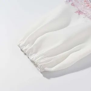 Detalle de cerca de la manga de un vestido blanco con puño elástico