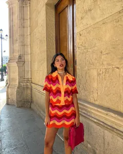 Élégant ensemble polo et jupe en crochet à motifs ondulés colorés en extérieur