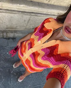 Détail de l'ensemble haut polo et jupe en crochet avec motif ondulé coloré pour l'été