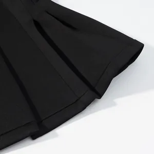 Dettaglio macro del design con spacco sull'orlo dei pantaloni a zampa neri alla moda