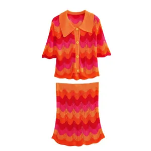 Détail ensemble tricoté à motif vagues pour femme avec haut polo et mini-jupe