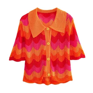 Détail du cardigan en maille aux vagues colorées avec col polo et boutons jaunes