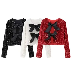 Vista frontal de chaquetas cortas de lentejuelas tricolores con grandes lazos negros.