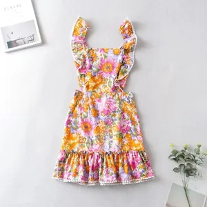 Florales Sommerkleid mit Rüschenträgern und Bommelborte für den modischen Strandurlaub.