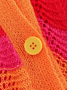 Gros plan sur un tricot au crochet orange et rose vif avec bouton jaune.