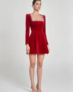 Elegantes rotes Minikleid aus Samt mit perlenbesetztem quadratischem Ausschnitt und Ärmeln.