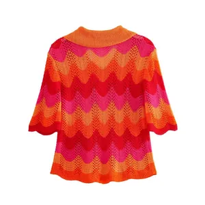 Vue arrière d'un haut en crochet coloré avec motif zigzag et maille ajourée