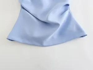 Gros plan sur le détail de l'ourlet plissé bleu clair d'un haut bustier d'été ajusté