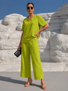 Elegante completo resort due pezzi verde lime con top scollo a V e pantaloni larghi