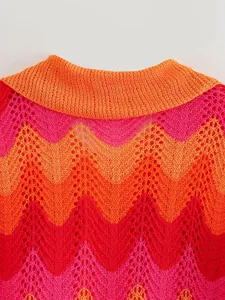 Gros plan sur le col polo en crochet pour femme avec un motif en maille zigzag coloré et estival