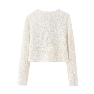 Vista trasera de una chaqueta corta de lentejuelas blancas con una textura brillante.