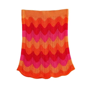 Mini-jupe en maille crochetée avec motifs en zigzag orange et rouge vifs