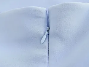 Gros plan sur la fermeture éclair invisible d'un débardeur bleu ciel d'été