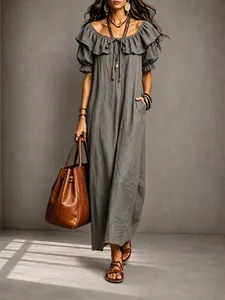 Detalle de un vestido largo bohemio gris con elegante cuello de volantes y ajuste relajado