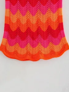 Gros plan détaillé de l'ourlet d'une jupe en maille crochetée à rayures zigzag colorées