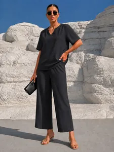 Completo casual nero con top a v e pantaloni larghi alla caviglia stile vacanza