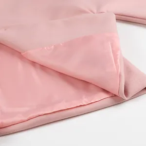 Detailansicht des weichen rosa Wollmantelfutters mit hochwertigem Stoff und Nähten