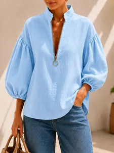 Casual lichtblauwe blouse met V-hals, metalen rits en stijlvolle lantaarnmouwen