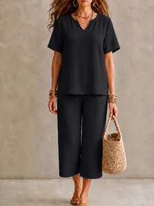 Damen Set mit schwarzem V-Ausschnitt Kurzarmshirt und passender weit geschnittener Hose