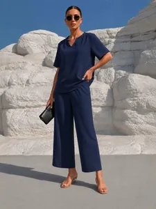 Completo due pezzi da donna con top con scollo a V e pantaloni larghi blu marino
