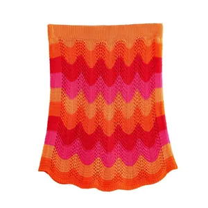 Vue détaillée d'une jupe en maille rose et orange avec motif de vagues colorées