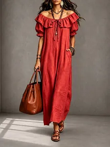 Detalle de vestido largo rojo con hombros descubiertos y volantes para la playa